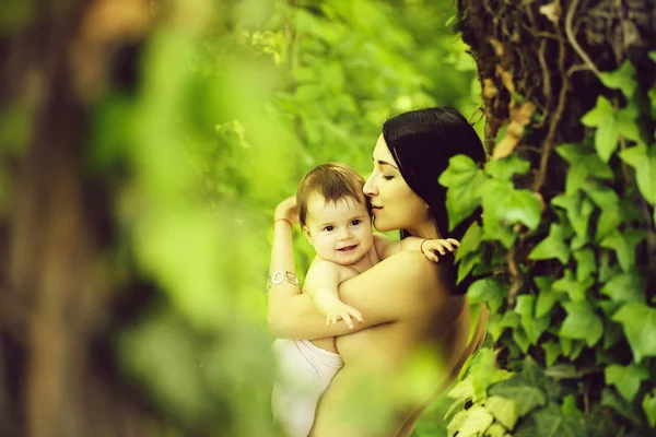 Bebé y madre abrazándose en topless — Foto de Stock