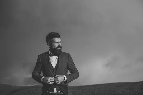 Hombre con barba y bigote con paisaje sobre fondo . — Foto de Stock