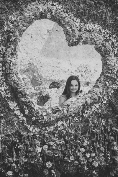 Virág a keret alakja szív belül mosolygó lány — Stock Fotó
