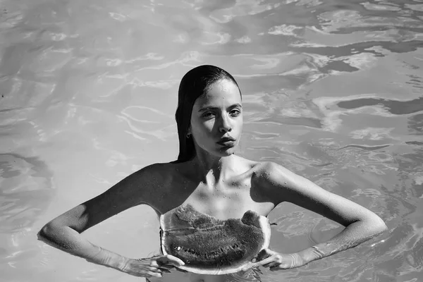 Жінка з кавуном у басейні — стокове фото