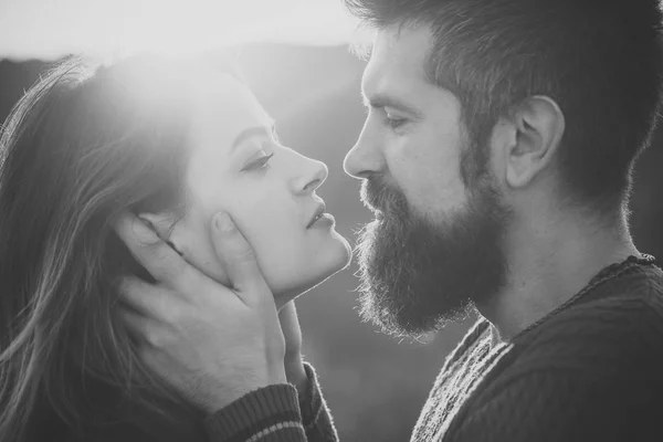 L'uomo con la barba tiene testa delle donne con tenerezza — Foto Stock