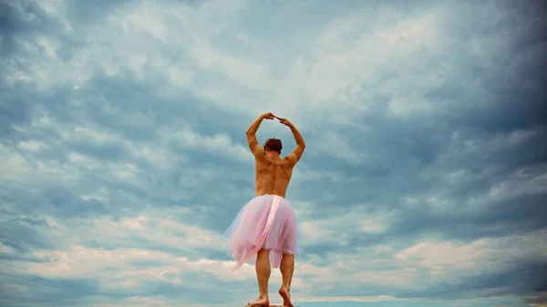 Hombre con falda de bailarina al aire libre. Bailarina loca. Drag Queen. Hombre bailando en tutú en el estudio de ballet. Un hombre raro y gracioso. Inspiración y sueños. Puedo ser una estrella. fiesta divertida. perfecto en todos los sentidos —  Fotos de Stock