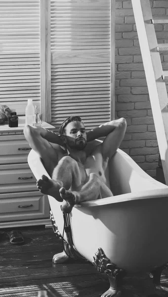 Macho sexy se détendre nue dans la baignoire dans la salle de bain — Photo