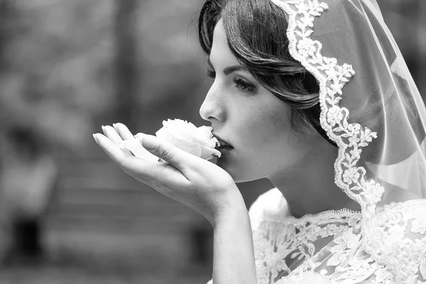 Bride eating cake — Stock Photo, Image