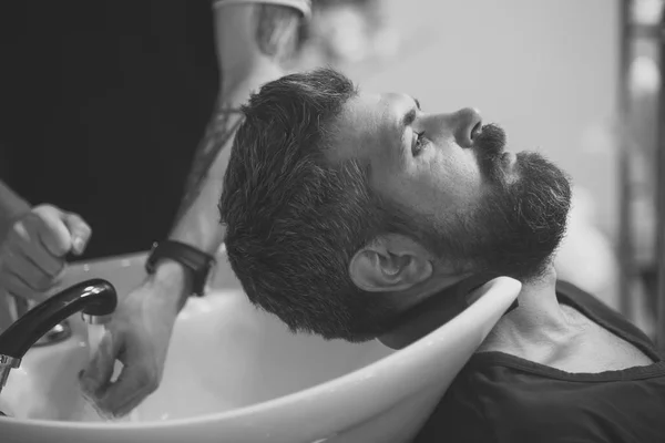 Γενειοφόρος άνδρας μουστάκι σε κουρείο — Φωτογραφία Αρχείου