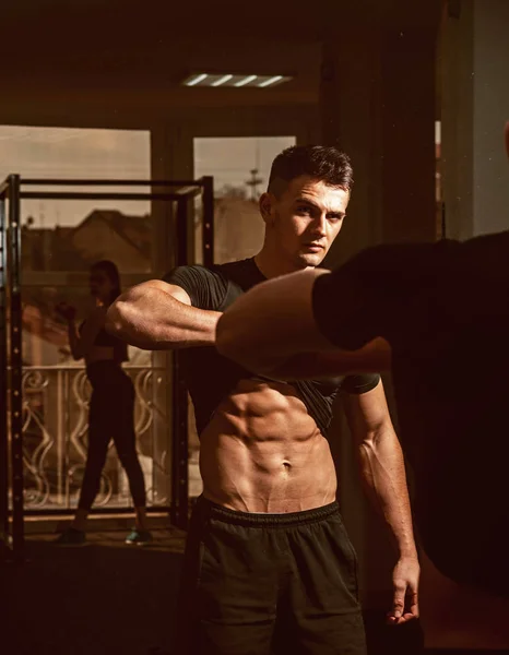 Man met torso, gespierde macho en zijn reflectie in de spiegel achtergrond. Sportman, atleet met spieren ziet er aantrekkelijk uit. Man met naakte torso in sportschool geniet van zijn sportieve levensstijl. Sport en fitness concept. — Stockfoto