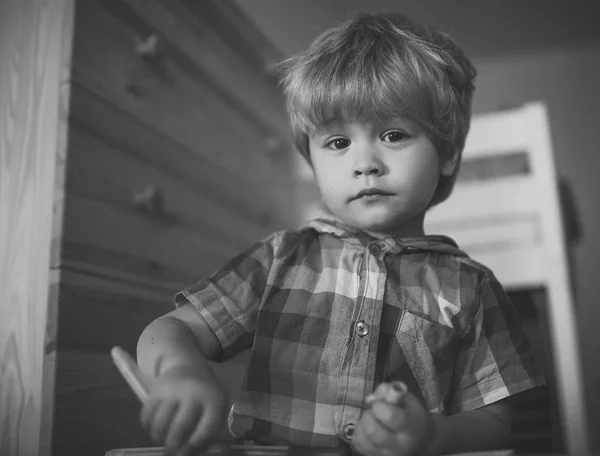 Liten pojke barn ritar med färgglada tuschpenna. — Stockfoto