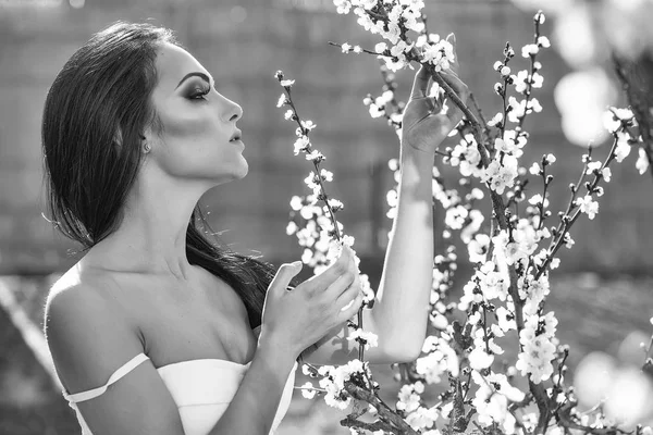 Mujer con flor de primavera — Foto de Stock