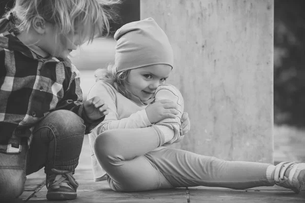 Çocuk spor ayakkabı ile kız dokunmatik burun bakmak — Stok fotoğraf