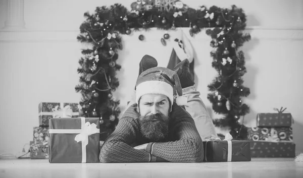 Різдвяний чоловік з бородою на серйозному обличчі в поточній коробці . — стокове фото