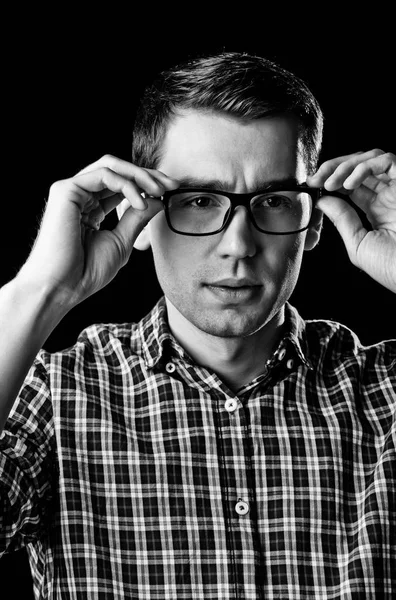 젊은 사람, 안경 및 세련 된 체크 무늬 셔츠에 괴상 한 — 스톡 사진