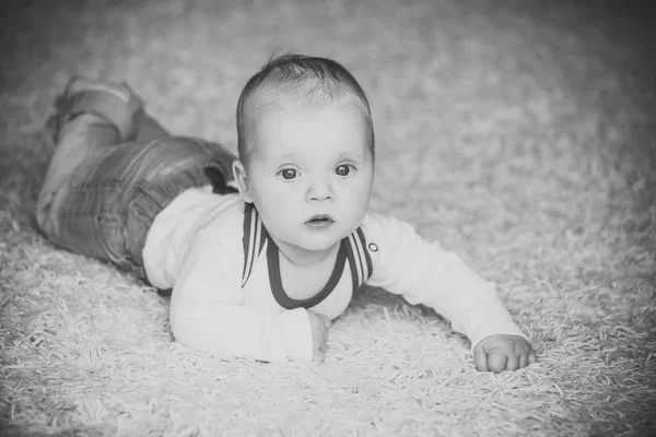 Baby mit blauen Augen auf entzückendem Gesicht — Stockfoto