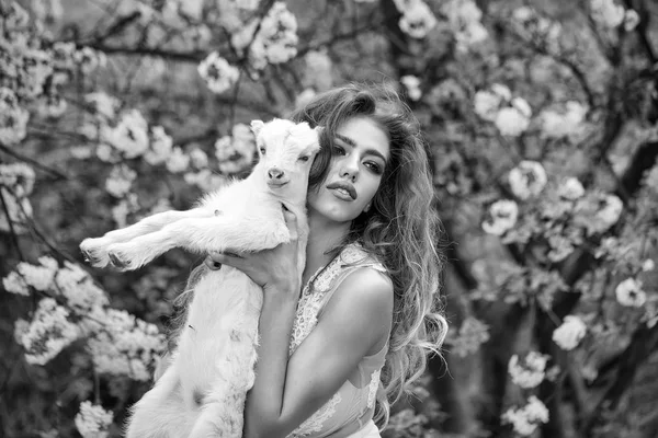 Çiçeği keçi kadınla