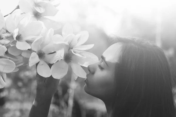Kwiaty magnolii i kobieta lub dziewczyna ładna. Wiosna — Zdjęcie stockowe
