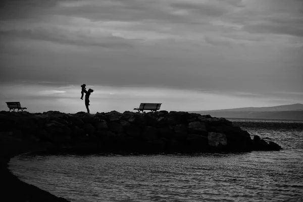 Père et enfant au coucher du soleil — Photo