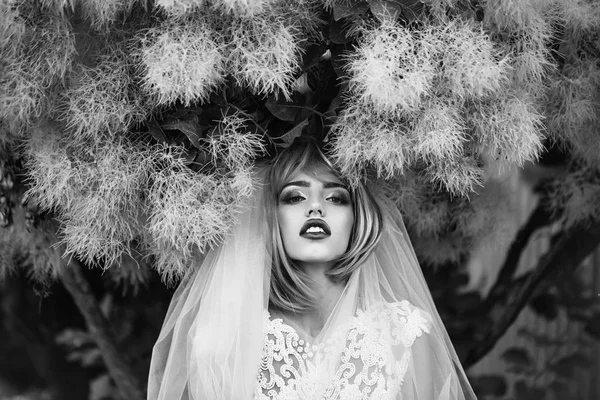 kürk ağacında turuncu saçlı gelin