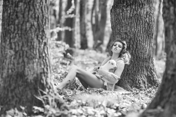 Jonge vrouw met geit in bos — Stockfoto