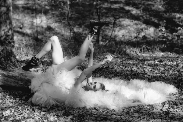 Glamour woman lying in forest — Stock Photo, Image