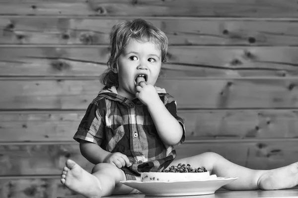 Leuke jongen eet cake — Stockfoto