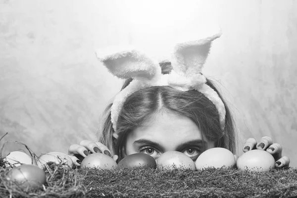 Ευτυχισμένος κορίτσι κρυφό Πάσχα στα αυτιά λαγουδάκι με πολύχρωμα αυγά — Φωτογραφία Αρχείου