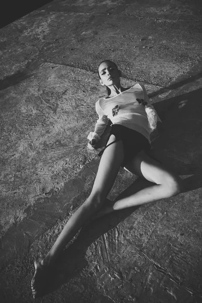 Makyaj yumuşak deri, kadın için Gençlik. Uzun ince bacaklı kadına bak. Son saatlerinde yanında bulunanlar ve Cilt Bakımı, Kuaför kozmetik. Güzellik ve moda kız. Moda bakmak şık kız, makyaj trendi.