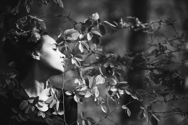 美しさ、自然、花、緑の葉で髪を持つ少女 — ストック写真