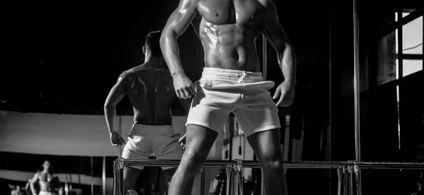 Hombre musculoso con barra — Foto de Stock