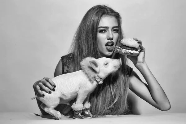 Eszik hamburgert disznó Girl — Stock Fotó