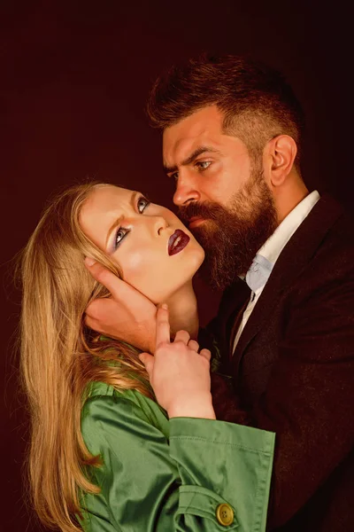 Ser sexualmente íntimo nas relações. Ambos adoram moda. Casal íntimo em roupas de moda. Homem barbudo abraço mulher com cabelo comprido. Estilo de moda e cuidados com o cabelo. Um casal apaixonado. Ícones de estilo — Fotografia de Stock