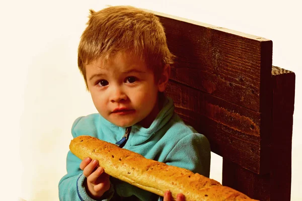 Pan fresco. Un niño pequeño tiene baguette francesa fresca. La comida fresca es la mejor. Productos frescos de panadería — Foto de Stock