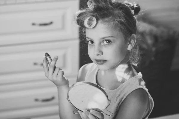 Child Sits Bed Pink Lipstick Mirror Little Girl Curlers Cheerful — Stock Photo, Image