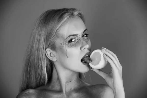 Limão na mão de mulher com maquiagem elegante criativa, vitamina — Fotografia de Stock