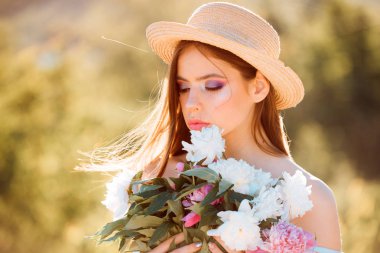 Doğal güzellik ve spa terapisi. Bahar kadın. Bahar ve tatil. Uzun saçlı kız yaz. Kadın moda makyaj ile. yüz ve cilt bakımı. Yaz aylarında seyahat. çiçekli bahar kız