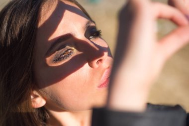 Doğal güzellik ve spa terapisi. Bahar kadın. Bahar ve tatil. Yüz ve cilt bakımı. Güneş ışığı kız. Kadın moda makyaj ile. Kız el hareketi ile. Direnmeye geçilmez