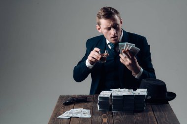 Küçük iş kavramı. Takım elbiseli adam. Mafya. Para kazanmak. İşadamı muhasebeci ofisinde çalışıyorum. Ekonomi ve finans. Adam muhasebeci. Para hareket. Zengin ve başarılı