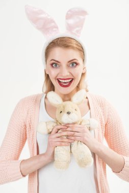 Yumurtası avı. Paskalya yumurtaları geleneksel gıda olarak. Tavşan tavşan kulakları kadında. tavşan kulakları oyuncak ile mutlu bir kadın. Bahar tatili. Tavşan oyuncak kız. Mutlu Paskalyalar. Ester yuva