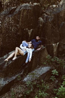 Gitmek için yeni yer hakkında düşünme. İki yaz tatilde aşık. Şehvetli çift tatil gezisinde. Seksi kadın ve doğal peyzaj üzerinde sakallı adam. Aşk ve romantizm çift zevk