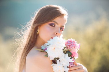 Doğal güzellik ve spa terapisi. Bahar kadın. Bahar ve tatil. yüz ve cilt bakımı. Yaz aylarında seyahat. Kadın moda makyaj ile. Uzun saçlı kız yaz. Bir vazo tehlikede