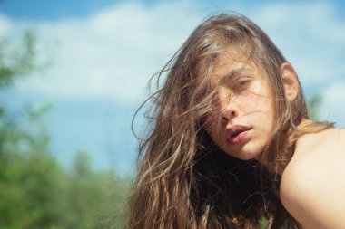 Doğal güzellik ve spa terapisi. Bahar kadın. Bahar ve tatil. Uzun saçlı kız yaz. Kadın moda makyaj ile. Yüz ve cilt bakımı. Dinlenmek için zaman. O harika bir tarzda var