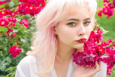 Kafamın içinde bahar. yaz makyaj kız. Makyaj kozmetik ve cilt bakımı. Çiçekli bahar kadın. Yaz güzellik. Kadın moda portre. saç boyama