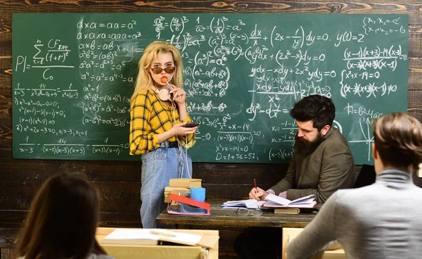 Los mejores educadores recuerdan la importancia de ser aprendices de por vida. la colaboración con el profesor es beneficiosa para el éxito del estudiante —  Fotos de Stock