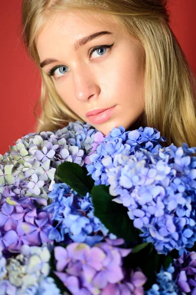 Kosmetyki do makijażu i pielęgnacji skóry. Summer beauty. Dziewczyna z lato makijaż. Kobieta wiosna z kwiatów hortensji. Moda piękny portret kobiety. Zdrowe włosy i skórę. Wiosenne alergie — Zdjęcie stockowe