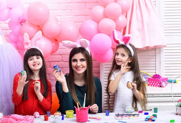 Mutlu Paskalya aile boya yumurta.