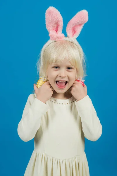 Dziewczynka w uszy królika, Wielkanoc. Uśmiech dziecka z ręcznie jajka. Punchy pastele. Dzieciak wygląd mody i urody. Szczęśliwy dzień Wielkanocy. Obchody święta wiosny — Zdjęcie stockowe