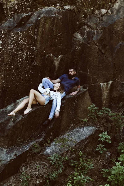 Gitmek için yeni yer hakkında düşünme. İki yaz tatilde aşık. Şehvetli çift tatil gezisinde. Seksi kadın ve doğal peyzaj üzerinde sakallı adam. Aşk ve romantizm çift zevk