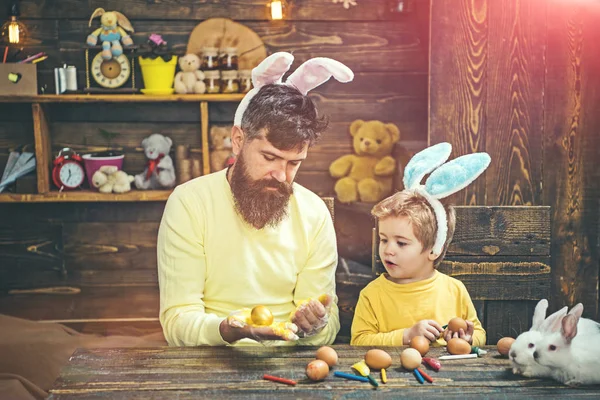 Çocuk ve boyalı yumurta sepetle tutan baba. — Stok fotoğraf