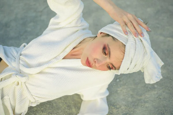 Das beste klärende Shampoo. Schönheitssalon. hübsche Frau trägt Badetuch auf dem Kopf. junge Frau im Bademantel. Hautpflegemodell nach Wellnessbad. Hautpflege im Wellnessbereich. Schönheit und Hygiene. Badegewand — Stockfoto