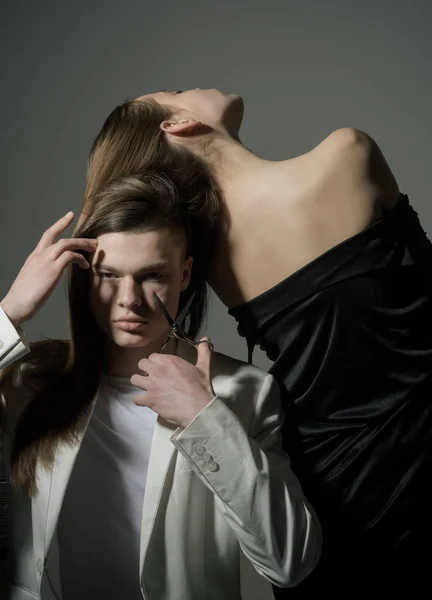 Hombre Mujer Hombre Cortó Pelo Con Tijeras Estilo Pelo Cuidado — Foto de Stock