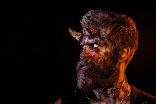 Halloween satanás com barba, sangue vermelho, feridas no perfil do rosto — Fotografia de Stock