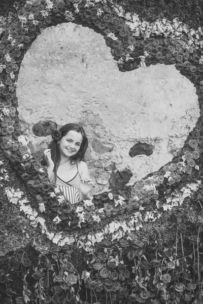 Sourire d'enfant dans le cadre de la fleur sur fond naturel — Photo